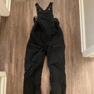 Size Medium Women's Ski or Snowboard Bibs - Mountain Hardwear